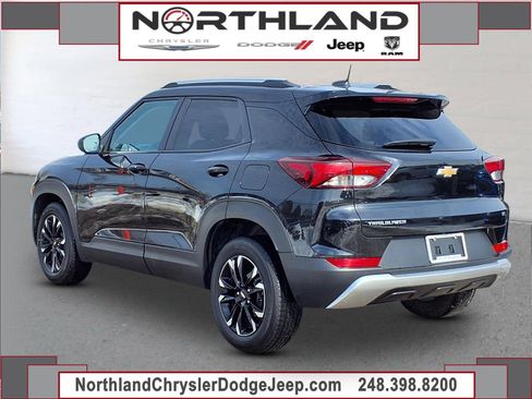 Used 2023 Chevrolet TrailBlazer LT image 2