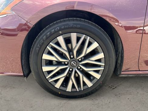 Used 2024 Nissan Altima 2.5 SV FWD image 14