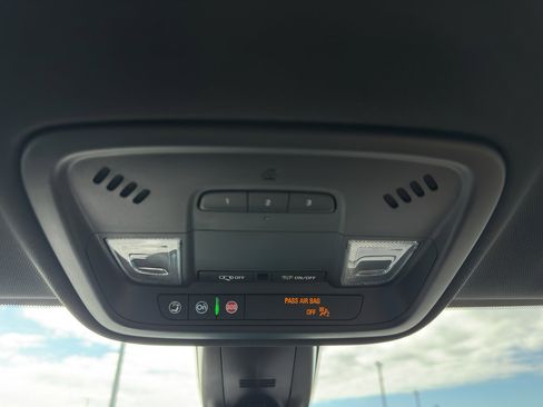 Used 2023 Chevrolet Traverse LT AWD/4WD image 25