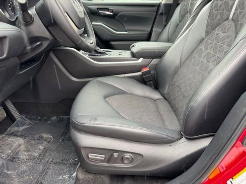 Certified 2025 Toyota Highlander XLE image 6