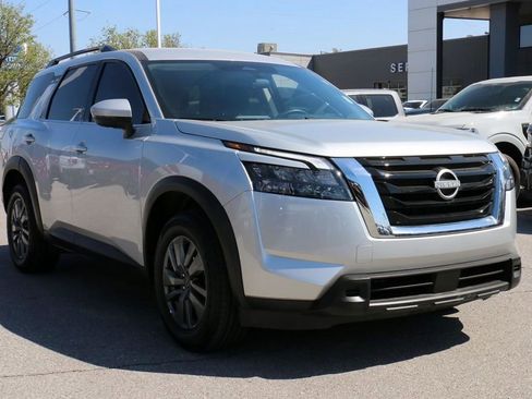 Used 2025 Nissan Pathfinder SV FWD image 4