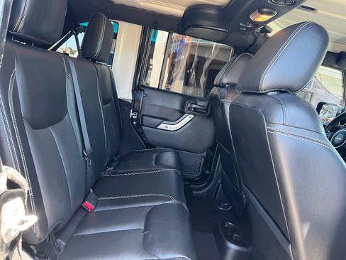 Used 2015 Jeep Wrangler Unlimited Sahara w/ Connectivity Group AWD/4WD image 26