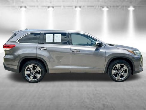Used 2018 Toyota Highlander Limited Platinum FWD image 4