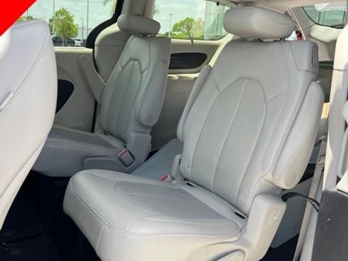 Used 2019 Chrysler Pacifica Touring-L w/ Advanced Safetytec Group FWD image 9