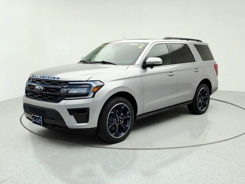 Used 2023 Ford Expedition Limited AWD/4WD image 2