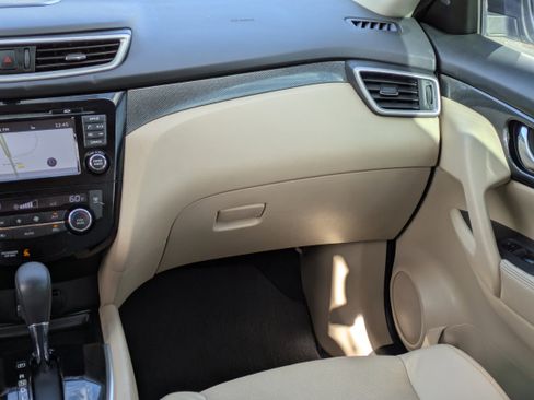 Used 2016 Nissan Rogue SL w/ SL Premium Package image 18