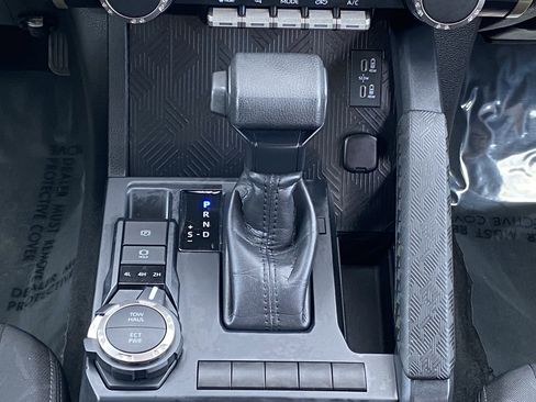 Certified 2024 Toyota Tacoma SR5 AWD/4WD image 16