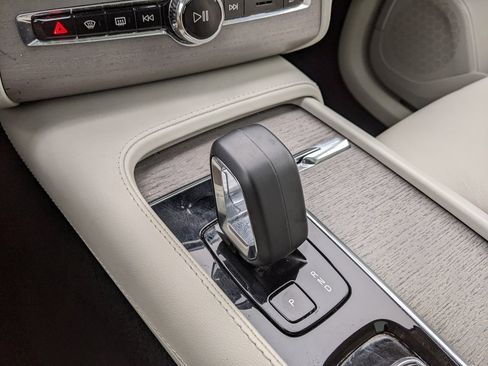 Certified 2025 Volvo XC90 T8 Plus w/ Protection Package Premier image 19