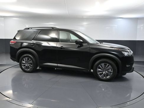 Used 2024 Nissan Pathfinder SV FWD image 4