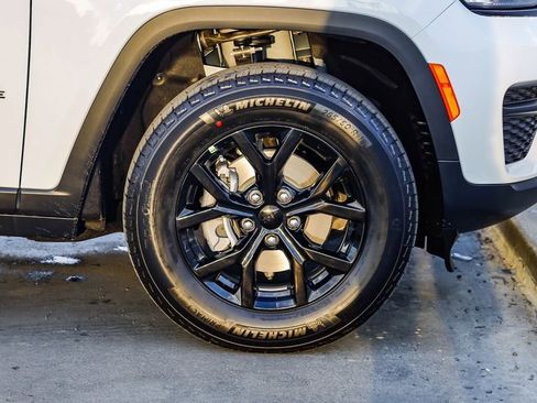 New 2025 Jeep Grand Cherokee Altitude image 11