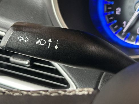 Used 2023 Chrysler Pacifica Touring-L FWD image 33