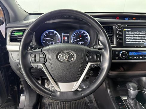 Used 2017 Toyota Highlander XLE w/ Carpet Mat Package AWD/4WD image 16