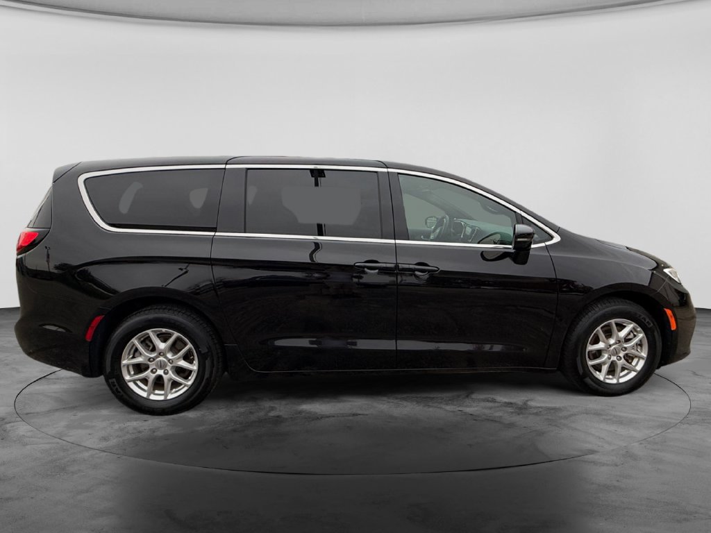 Used 2025 Chrysler Pacifica Select FWD image 11