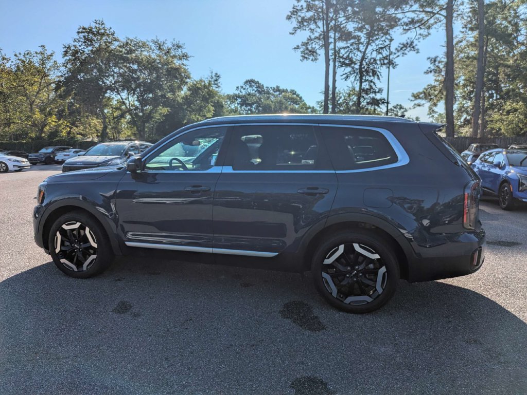 Used 2023 Kia Telluride EX w/ EX Captain's Chair Package AWD/4WD image 6