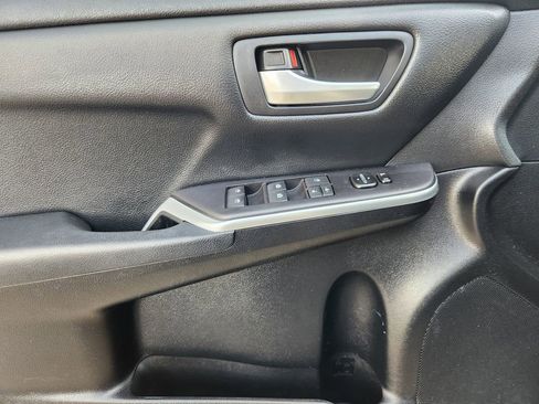 Used 2016 Toyota Camry SE image 21