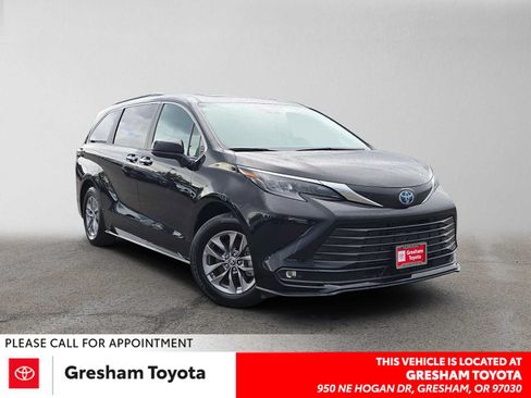 Used 2025 Toyota Sienna XLE FWD image 1