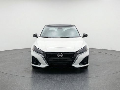 Used 2025 Nissan Altima 2.5 SV FWD image 2