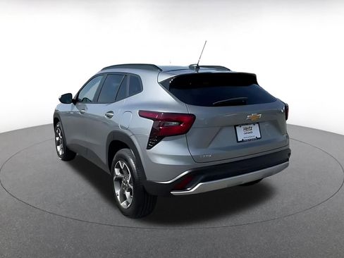 Used 2025 Chevrolet Trax LT w/ LT Convenience Package image 11