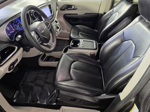 Certified 2023 Chrysler Pacifica Touring-L image 10