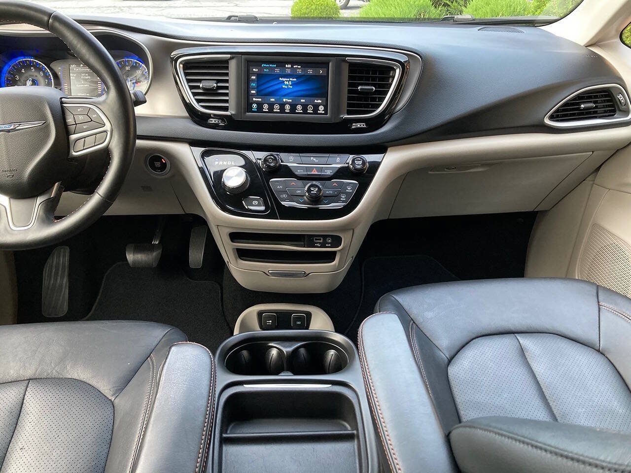 Used 2020 Chrysler Pacifica Touring-L FWD image 22