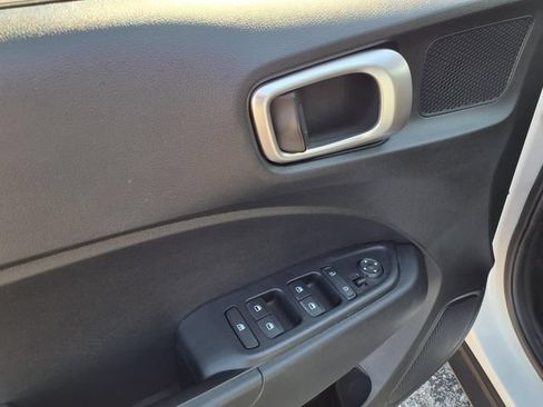 Used 2025 Hyundai Venue SEL FWD image 30