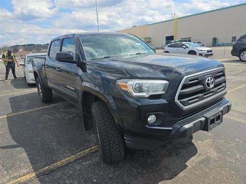 Used 2017 Toyota Tacoma SR5 w/ Tow Package AWD/4WD image 3
