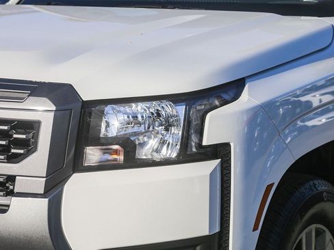Used 2025 Nissan Frontier SV RWD image 4