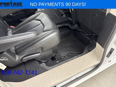 Used 2023 Chrysler Pacifica Touring-L FWD image 37