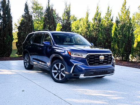 Used 2025 Honda Pilot Elite image 2
