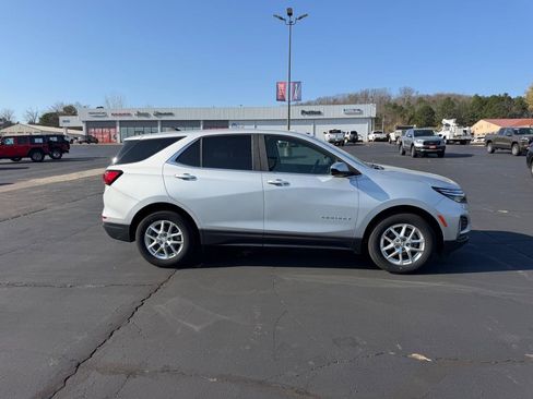 Used 2022 Chevrolet Equinox LT image 2