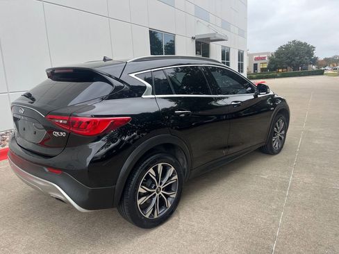 Used 2017 INFINITI QX30 Premium w/ Cargo Package image 9