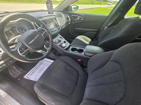 Used 2015 Chrysler 200 Limited w/ Convenience Group FWD image 3