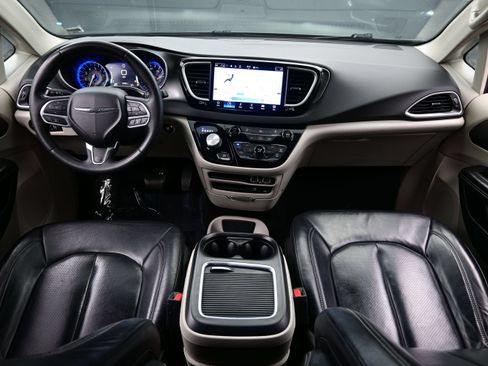 Used 2022 Chrysler Pacifica Touring-L FWD image 17