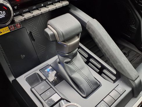 Used 2024 Toyota Tacoma Limited w/ Limited Package (LT) image 19