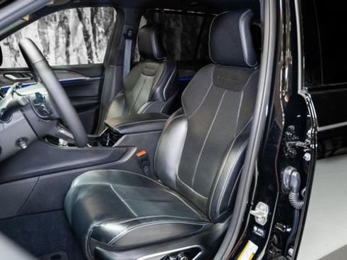 Used 2023 Jeep Grand Cherokee Overland w/ Luxury Tech Group IV image 2