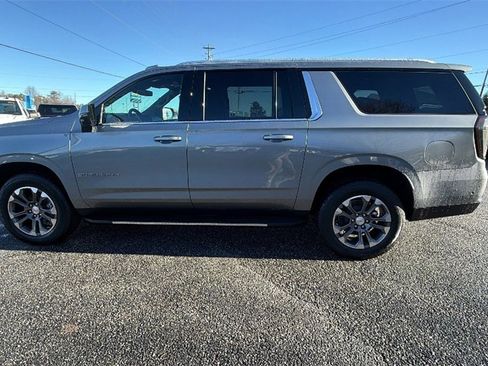 New 2026 Chevrolet Suburban LT image 7
