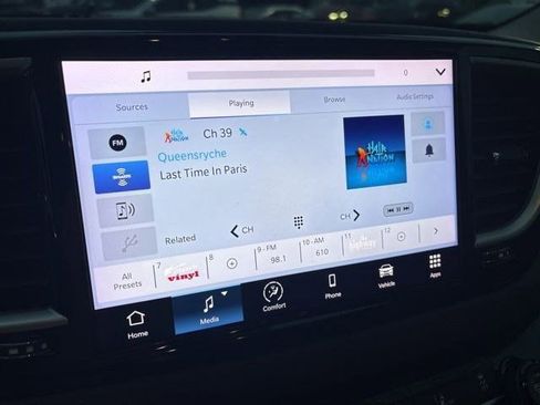 Used 2023 Chrysler Pacifica Touring-L image 21