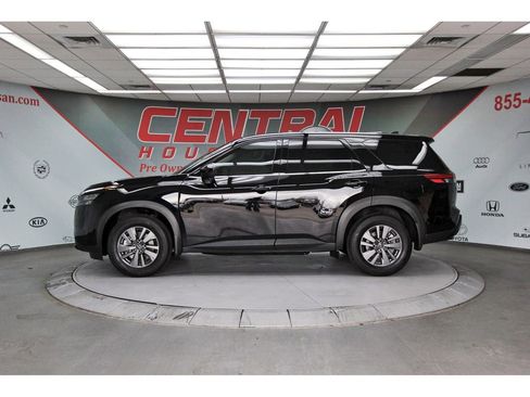 New 2026 Nissan Pathfinder S image 3