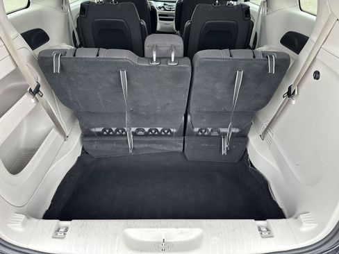 Used 2023 Chrysler Voyager LX FWD image 7