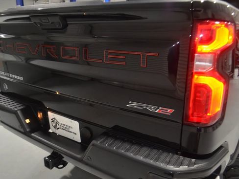 Used 2023 Chevrolet Silverado 1500 ZR2 w/ Technology Package AWD/4WD image 9