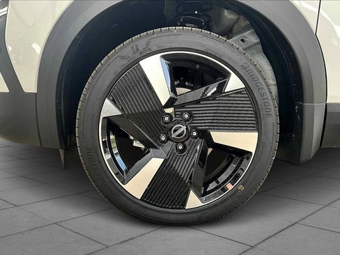 Used 2025 Nissan Kicks SR w/ SR Premium Package FWD image 9