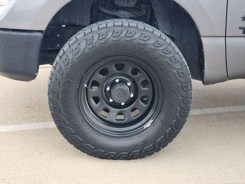 Used 2018 Nissan Titan SV w/ SV Convenience Package image 11