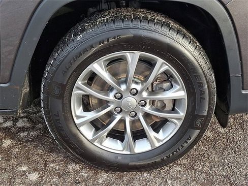 Used 2019 Jeep Cherokee Latitude Plus w/ Cold Weather Group image 8