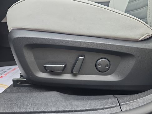 New 2025 Mitsubishi Outlander SE image 13