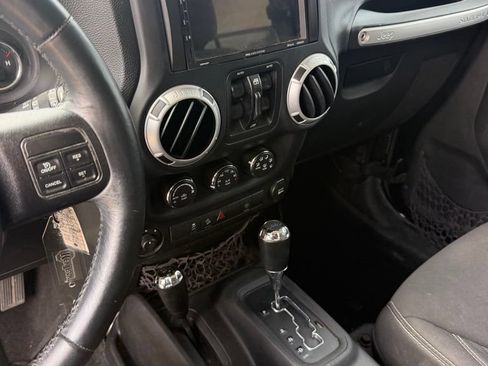 Used 2013 Jeep Wrangler Unlimited Rubicon w/ Connectivity Group AWD/4WD image 15
