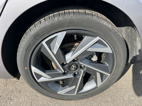 Used 2025 Hyundai Elantra SEL FWD image 31