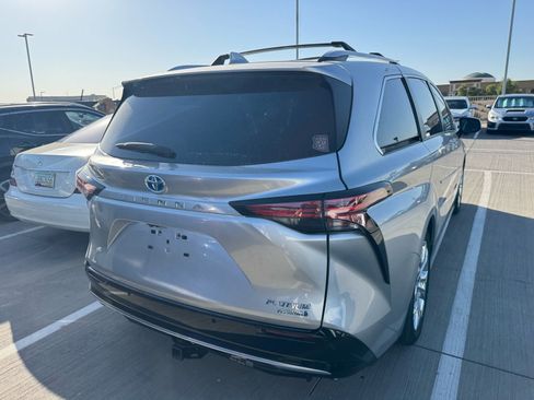 Used 2023 Toyota Sienna Platinum FWD image 4