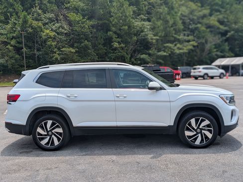 Used 2024 Volkswagen Atlas SEL AWD/4WD image 10