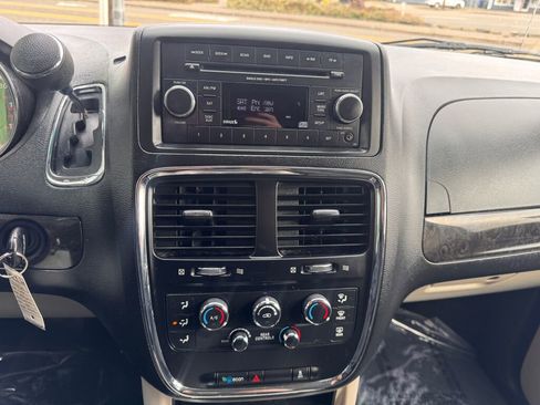 Used 2016 Dodge Grand Caravan SXT image 28
