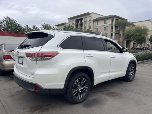 Used 2016 Toyota Highlander XLE image 2